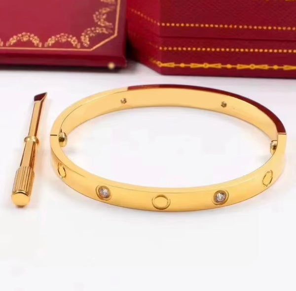 24karat unisex gold plated bangel, adjustable and easy to wear..