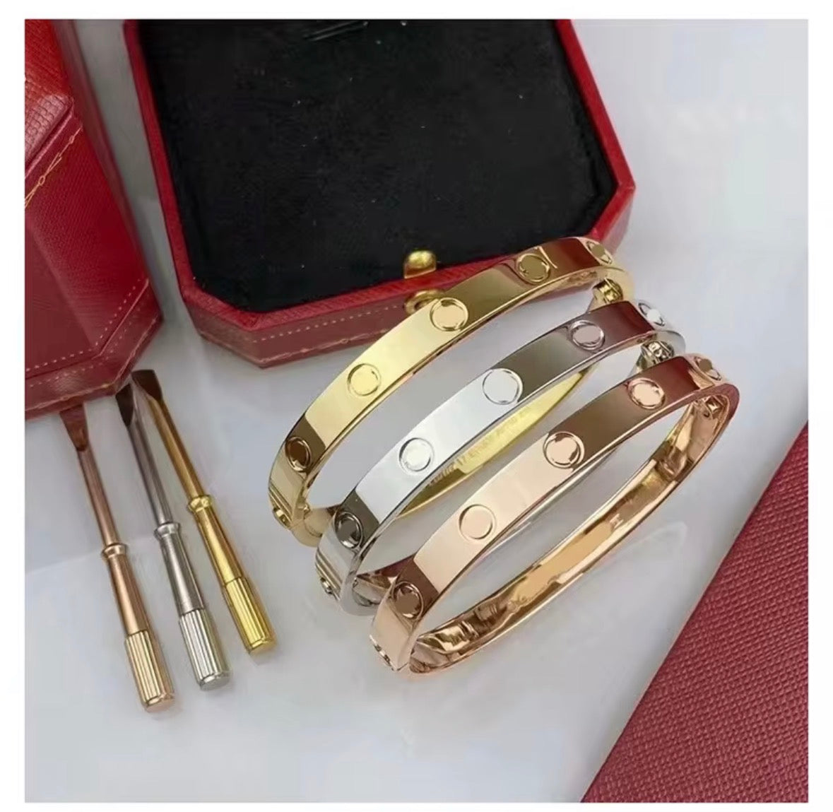 24karat unisex gold plated bangel, adjustable and easy to wear..